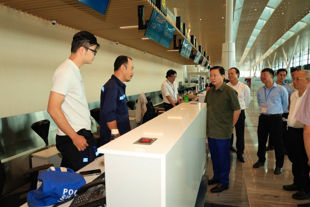 Phó Thủ tướng trao đổi với nhân viên kỹ thuật tại khu vực quầy làm thủ tục chuẩn bị đưa vào hoạt động - Ảnh: VGP/Minh Khôi
