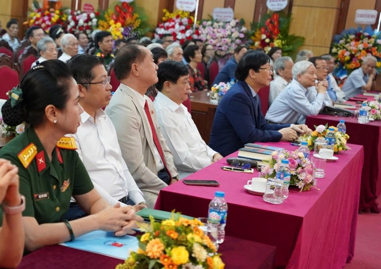 Các vị đại biểu tham dự buổi ra mắt cuốn sách của nhà báo Hồ Quang Lợi Các vị đại biểu tham dự buổi ra mắt cuốn sách của nhà báo Hồ Quang Lợi