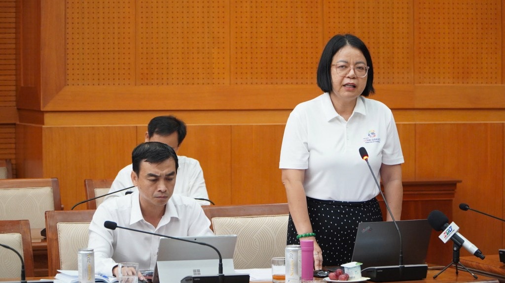 Giám đốc Trung tâm Chuyển đổi số TPHCM Võ Thị Trung Trinh báo cáo