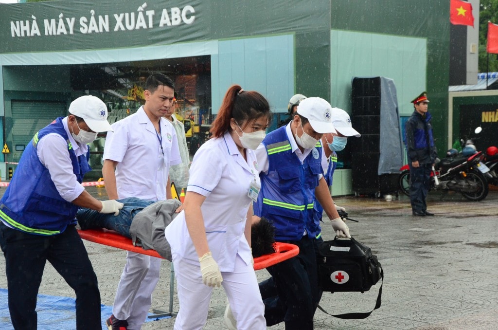 Mặc dù buổi diễn tập diễn ra dưới thời tiết mưa lớn, lực lượng chức năng tập trung và khẩn trương (Ảnh Đ.Minh)