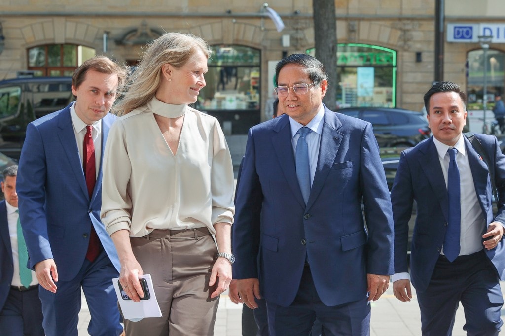 Lãnh đạo Đại học Kinh tế Stockholm đón Thủ tướng Phạm Minh Chính tới thăm và phát biểu chính sách tại trường - Ảnh: VGP/Nhật Bắc Lãnh đạo Đại học Kinh tế Stockholm đón Thủ tướng Phạm Minh Chính tới thăm và phát biểu chính sách tại trường - Ảnh: VGP/Nhật Bắc