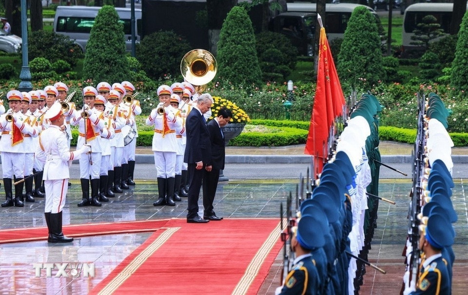 Chủ tịch nước Lương Cường và Tổng thống Cộng hòa Litva Gitanas Nauseda duyệt Đội danh dự Quân đội Nhân dân Việt Nam. (Ảnh: Tuấn Anh/TTXVN)