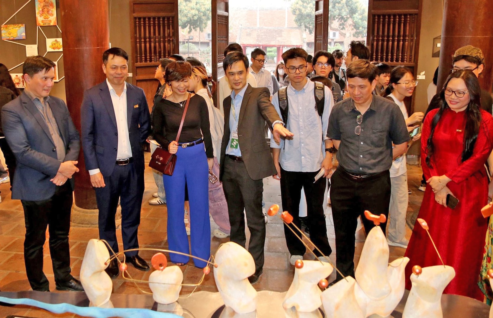 khach-tham-quan-trien-lam-ke-thiet-ke-tre-trong-long-di-san-tai-di-tich-quoc-gia-dac-biet-van-mieu-quoc-tu-giam..jpg