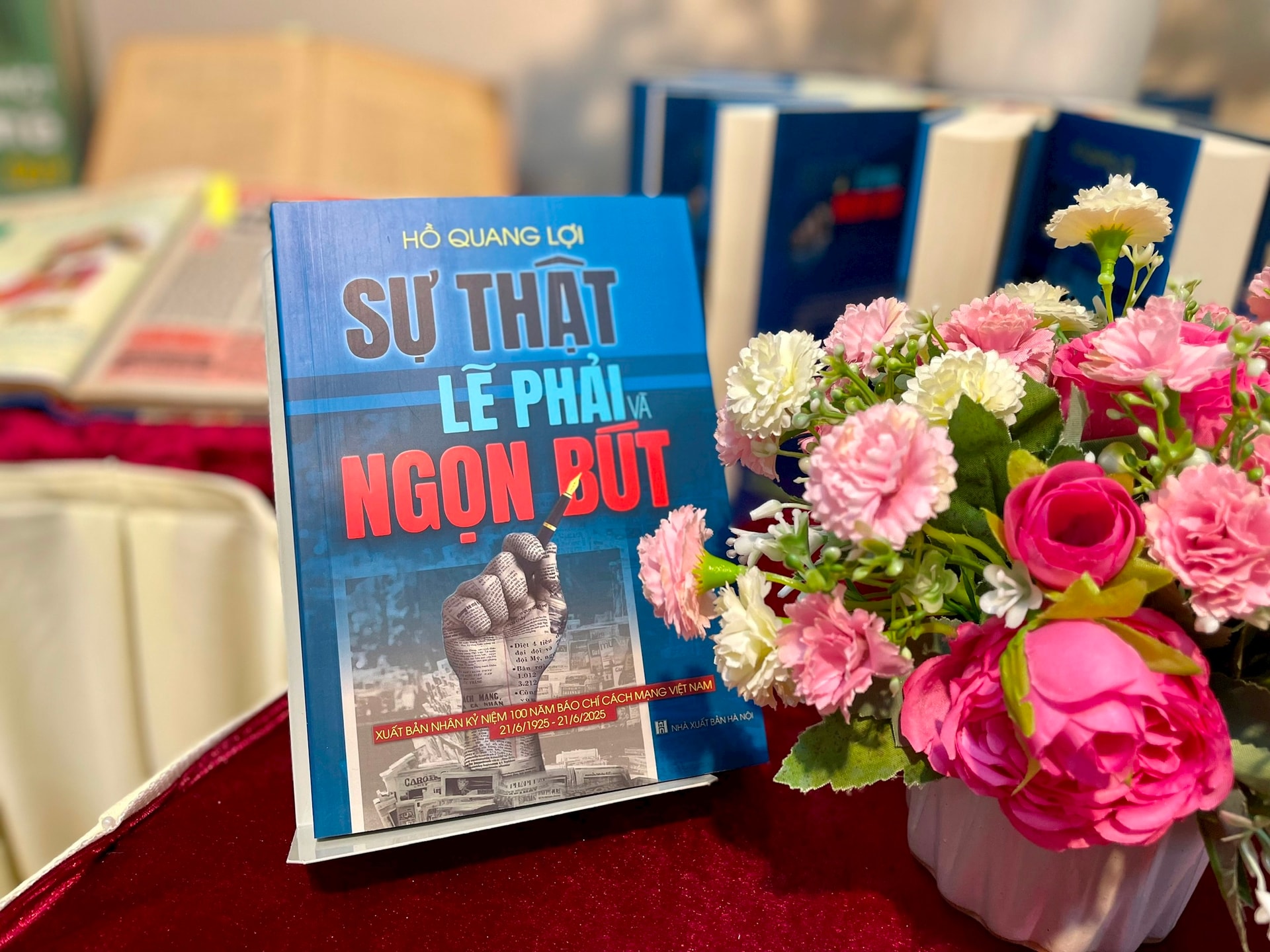 cuon-sach-su-that-le-phai.jpg
