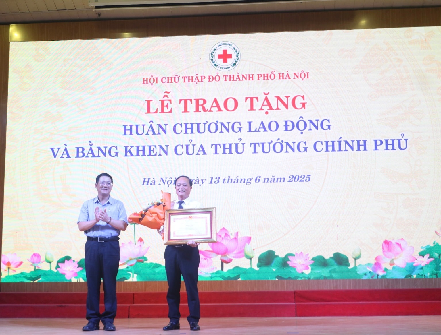 anh-4-trao-bang-khen-chinh-phu.jpg