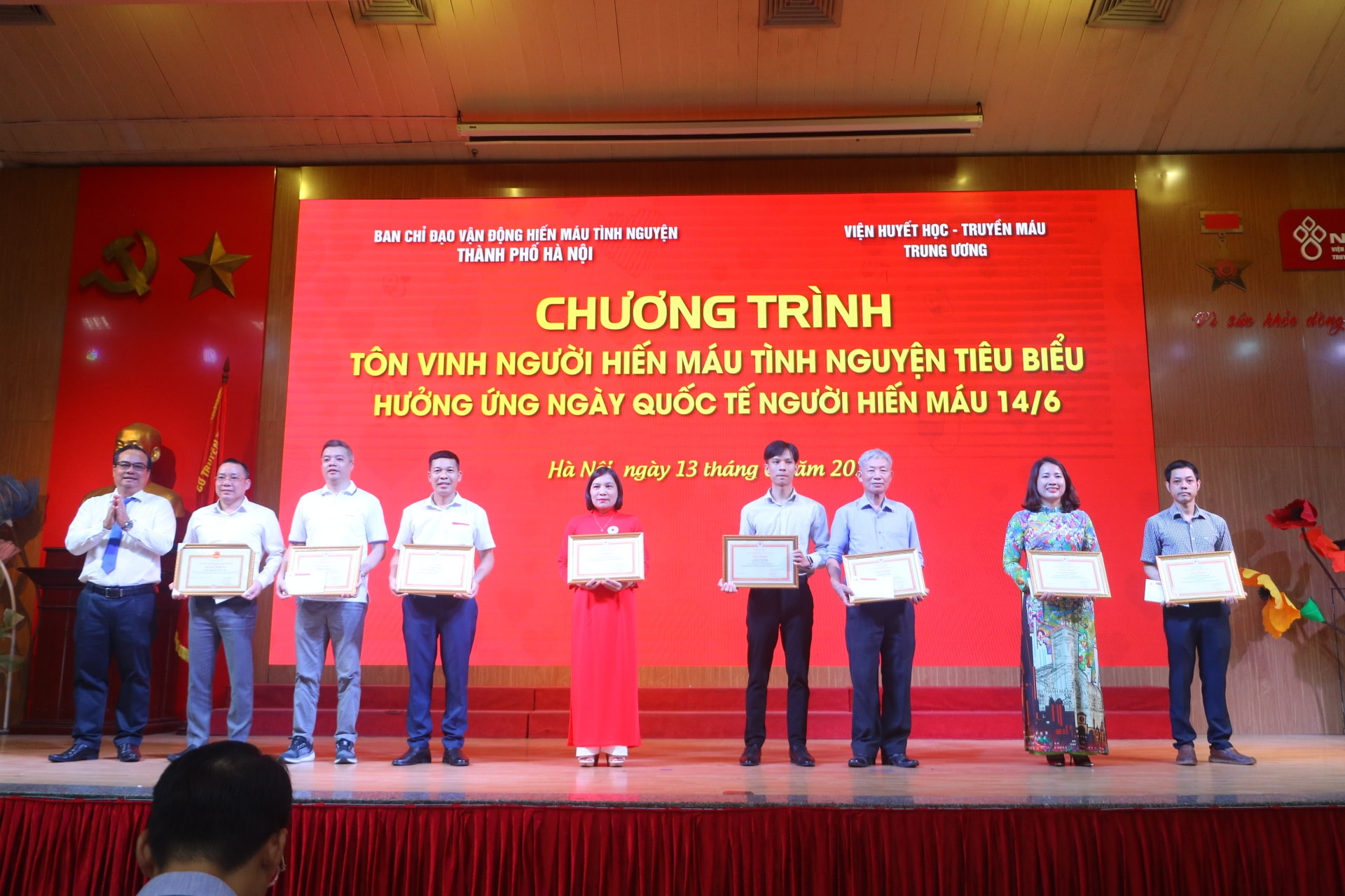 anh-5-trao-bang-khen-tu-hoi.jpg