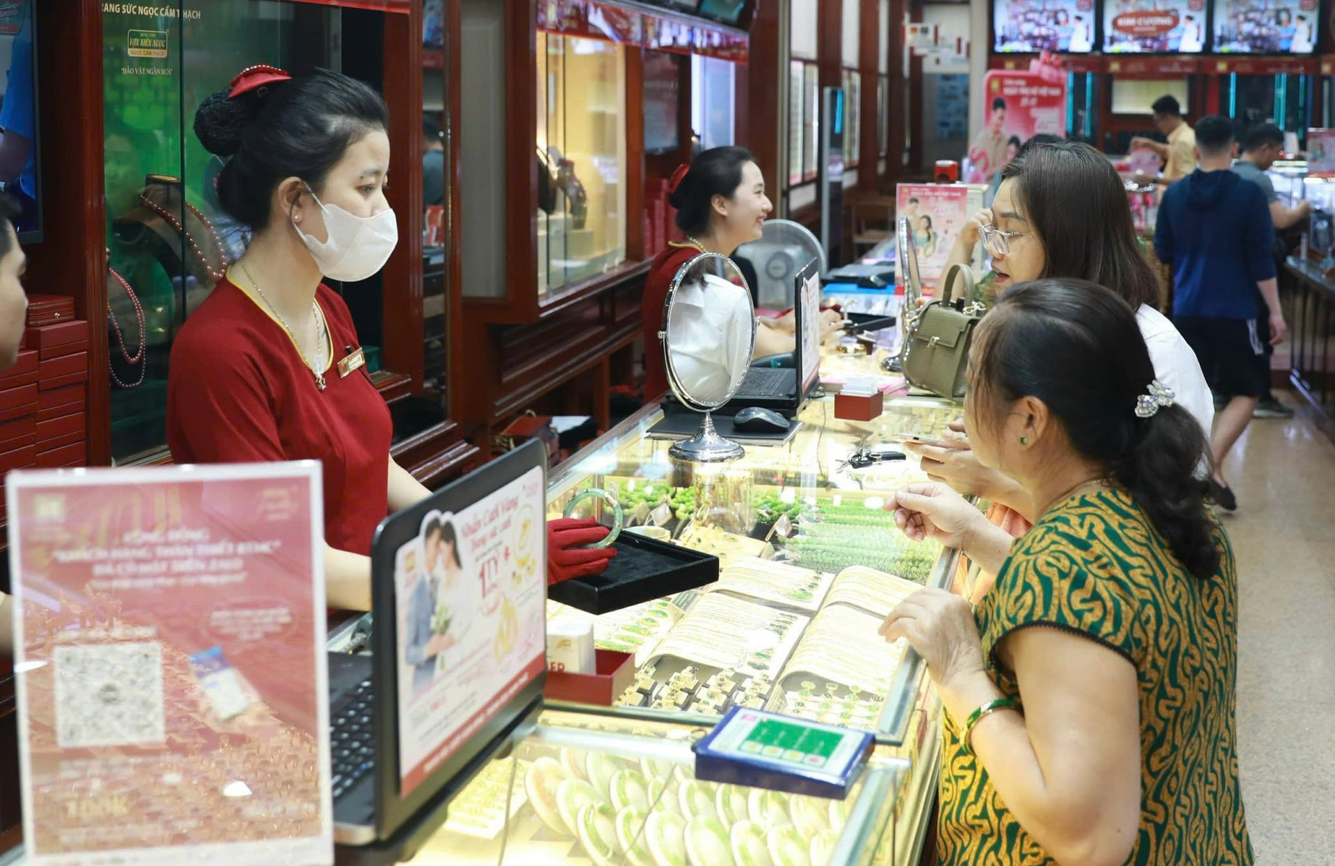 Menschen kaufen Gold in einem Geschäft auf der Tran-Nhan-Street-General-Hai-Ba-Trung-.-Anh-Nguyen-Quang.jpg