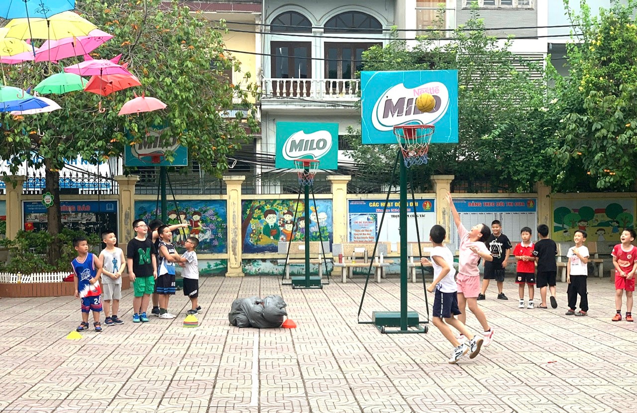 Kinder und Schüler spielen in der Van-Yen-Grundschule im Bezirk Ha-Dong.-anh-minh-khang.jpg