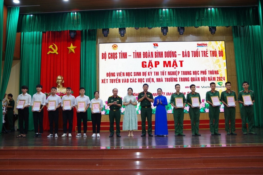 Đại diện Bộ Chỉ huy Quân sự tỉnh Bình Dương, Tỉnh đoàn Bình Dương và báo Tuổi trẻ Thủ đô trao thư động viên và quà cho các em học sinhhọc sinh tham gia kỳ thi tốt nghiệp THPT quốc gia đăng ký xét tuyển vào các trường cao đẳng, đại học trong Quân đội năm 2
