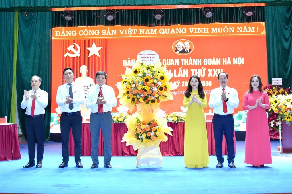 Đại hội đón nhận hoa chúc mừng từ