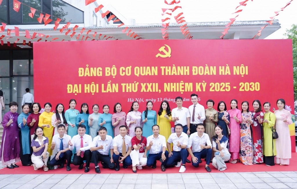 Nêu cao tính gương mẫu đi đầu, vững bước tiến vào kỷ nguyên mới