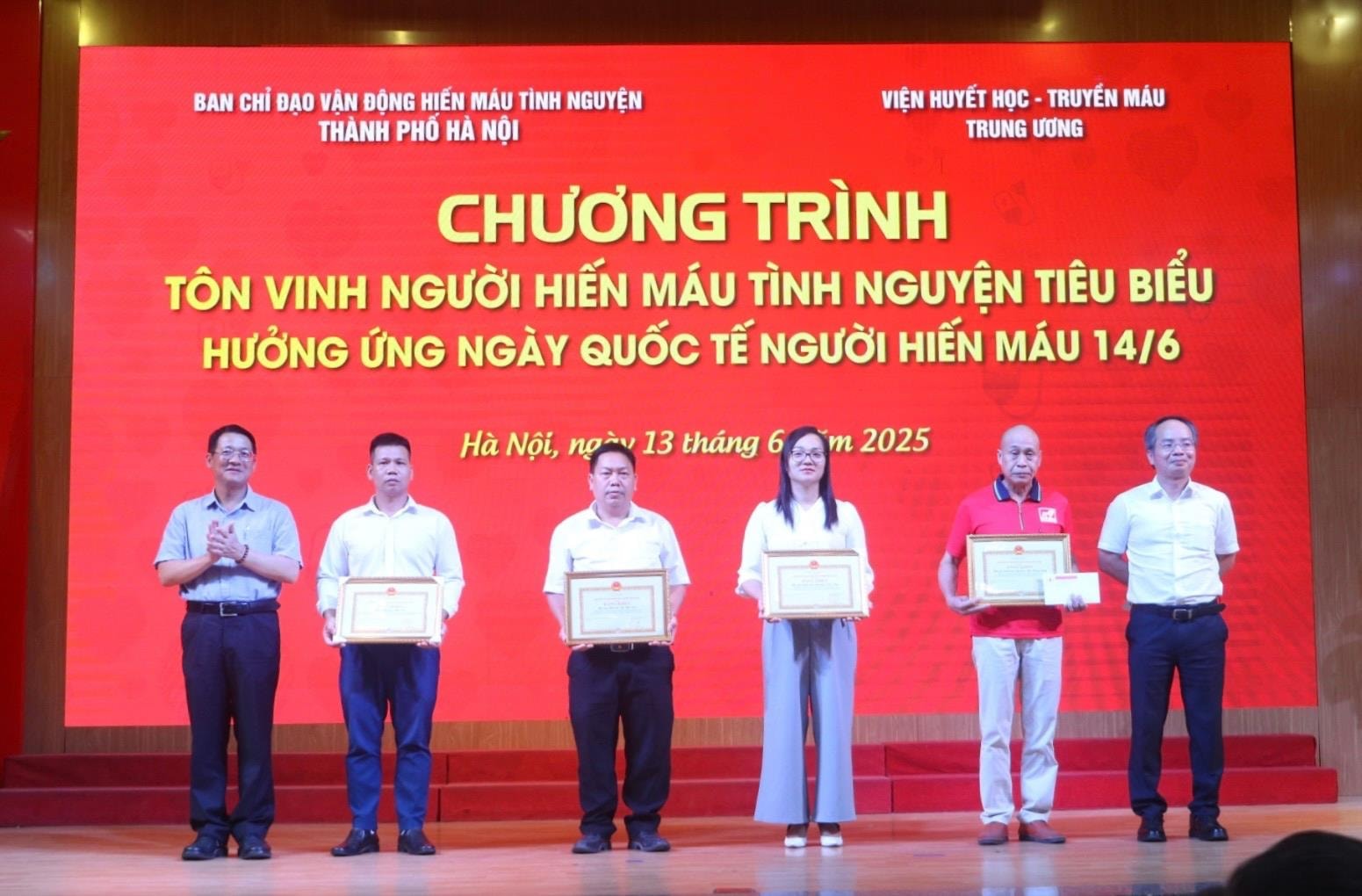 trao-bang-khen-ubnd-tp.jpg