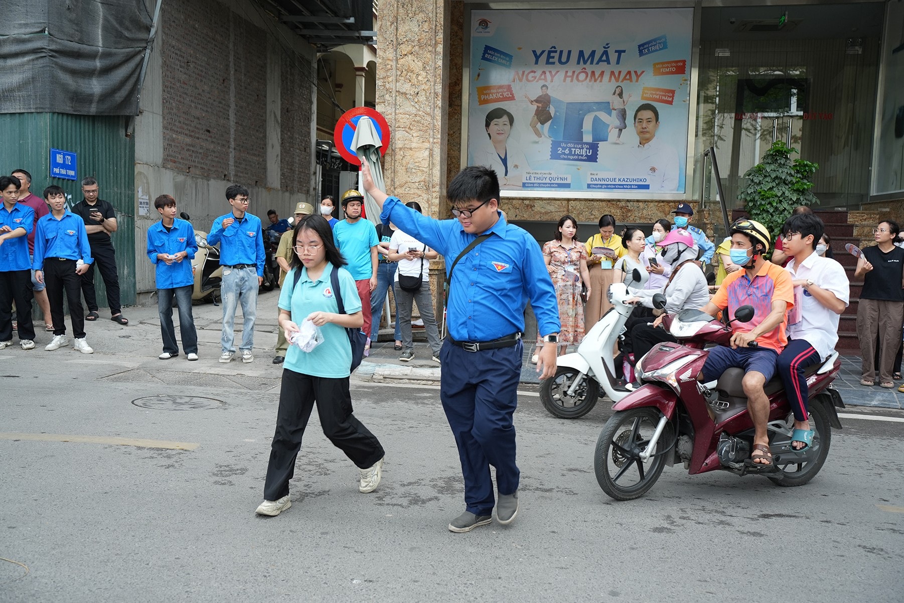 Lực lượng áo xanh hỗ trợ thí sinh qua đường an toàn