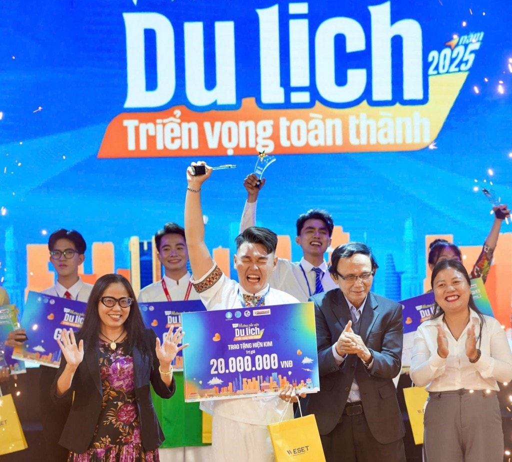 Ban tổ chức trao giải cho các thí sinh xuất sắc Ban tổ chức trao giải cho các thí sinh xuất sắc