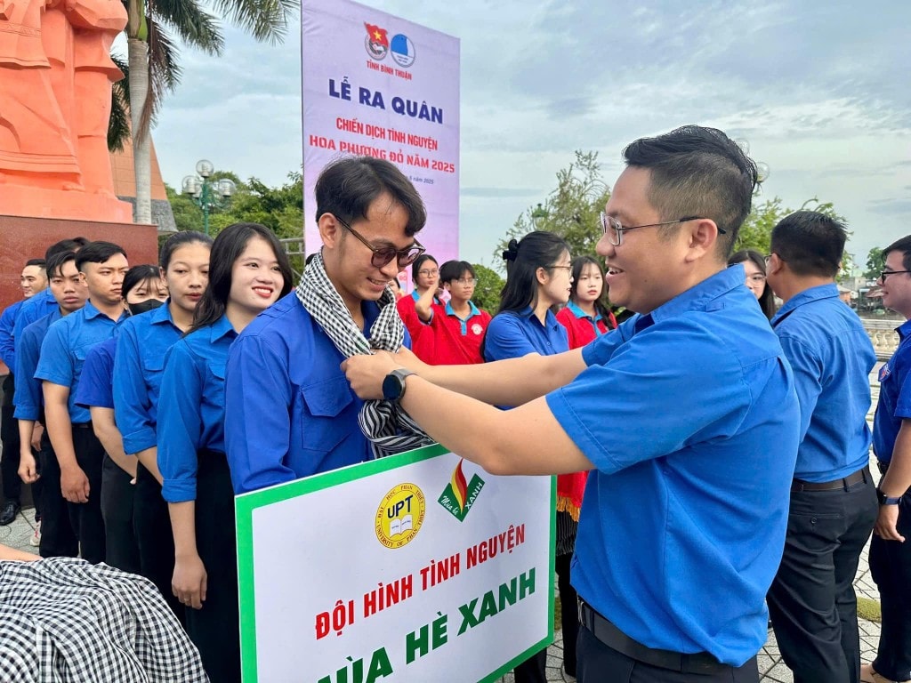 Lễ ra quân Chiến dịch Mùa hè xanh và Hoa Phượng đỏ cấp tỉnh năm 2025, mở đầu cho một mùa hè tình nguyện đầy ý nghĩa của thanh niên Bình Thuận. Lễ ra quân Chiến dịch Mùa hè xanh và Hoa Phượng đỏ cấp tỉnh năm 2025, mở đầu cho một mùa hè tình nguyện đầy ý nghĩa của thanh niên Bình Thuận.