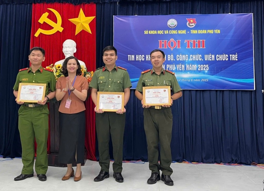 Ban Tổ chức đã trao giải Nhất cho các thí sinh.