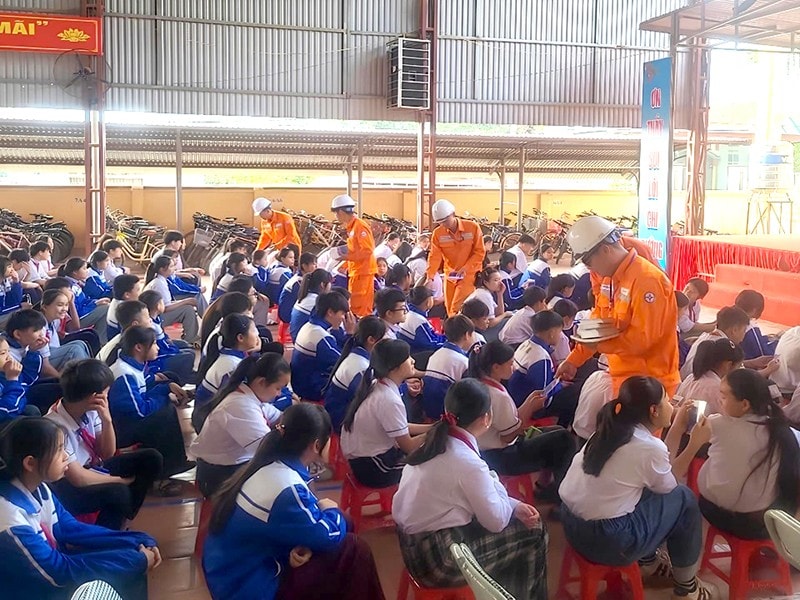 Điện lực Sơn Động - Bắc Giang tuyên truyền bảo vệ hành lang an toàn lưới điện