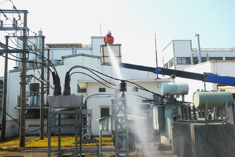Công nhân phun nước rửa sứ TBA Phú Lâm, (quận Dương Kinh, thành phố Hải Phòng), đảm bảo an toàn cung cấp điện Công nhân phun nước rửa sứ TBA Phú Lâm, (quận Dương Kinh, thành phố Hải Phòng), đảm bảo an toàn cung cấp điện