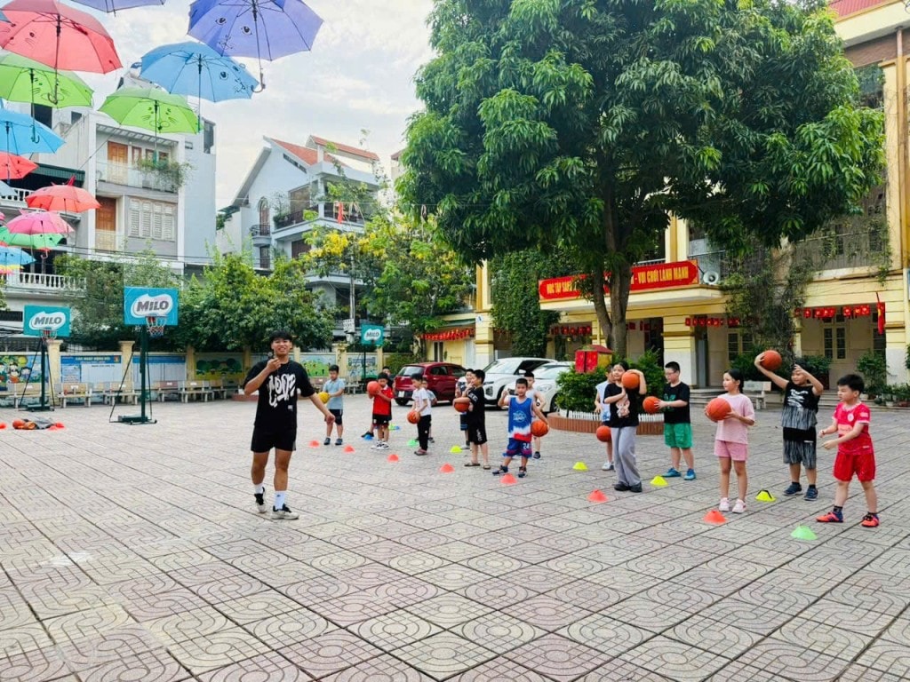 Học sinh thoải mái vui chơi trong khuôn viên rộng rãi, thoáng đãng Học sinh thoải mái vui chơi trong khuôn viên rộng rãi, thoáng đãng