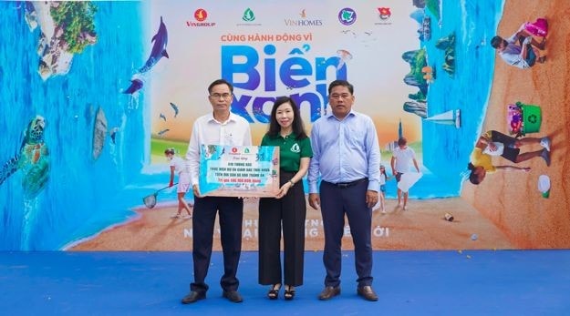 Dịp này, Quỹ vì tương lai xanh trao tặng 410 thùng rác cho xã đảo Thạnh An để thực hiện mô hình “Đưa rác thải sinh hoạt, rác thải nhựa của ngư dân trên biển vào bờ”, góp phần nâng cao ý thức và trách nhiệm của ngư dân trong việc quản lý và xử lý rác thải 