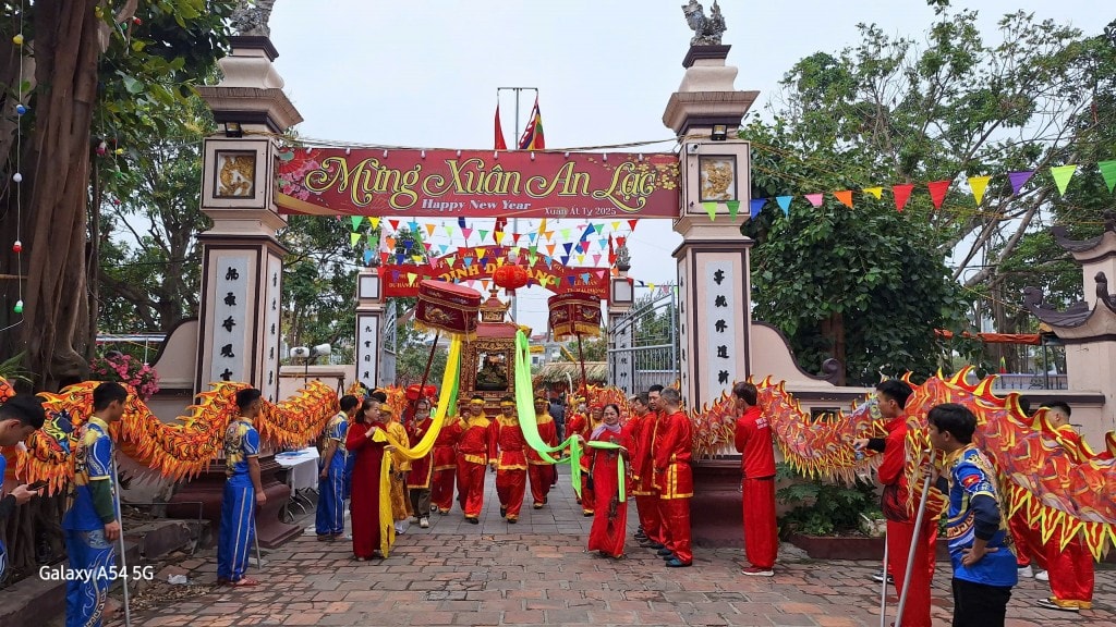 Lễ rước kiệu Thánh kủ niêm 1081 năm ngày Thánh hoá Đức vương Ngô Quyền
