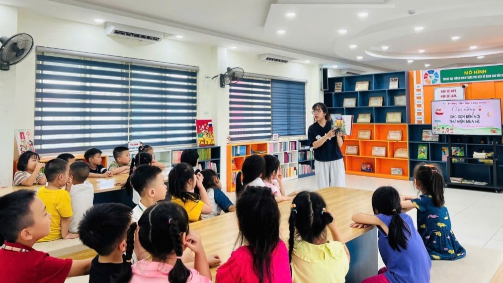 Các em nhỏ đến với thư viện hè tại Trường Tiểu học Long Biên