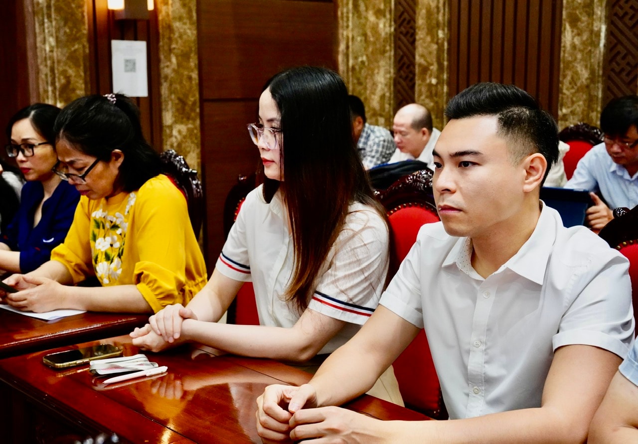 Đạị biểu tham dự hội nghị tại điểm cầu Thành ủy Hà Nội sáng 15-6. Ảnh: Hữu Tiệp 