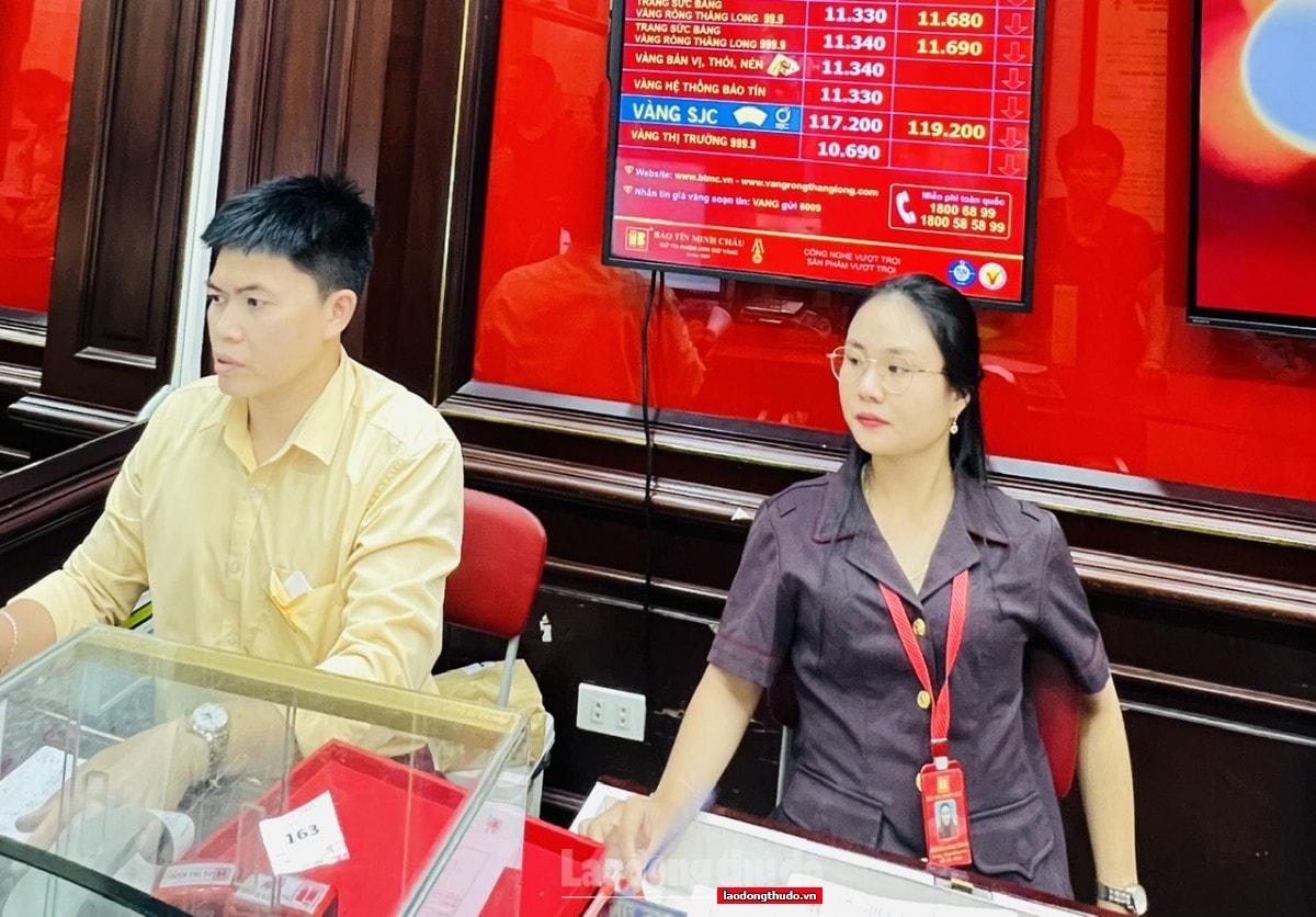 Thị trường vàng diễn biến lạ: Người mua thưa thớt, tiệm vàng vắng vẻ