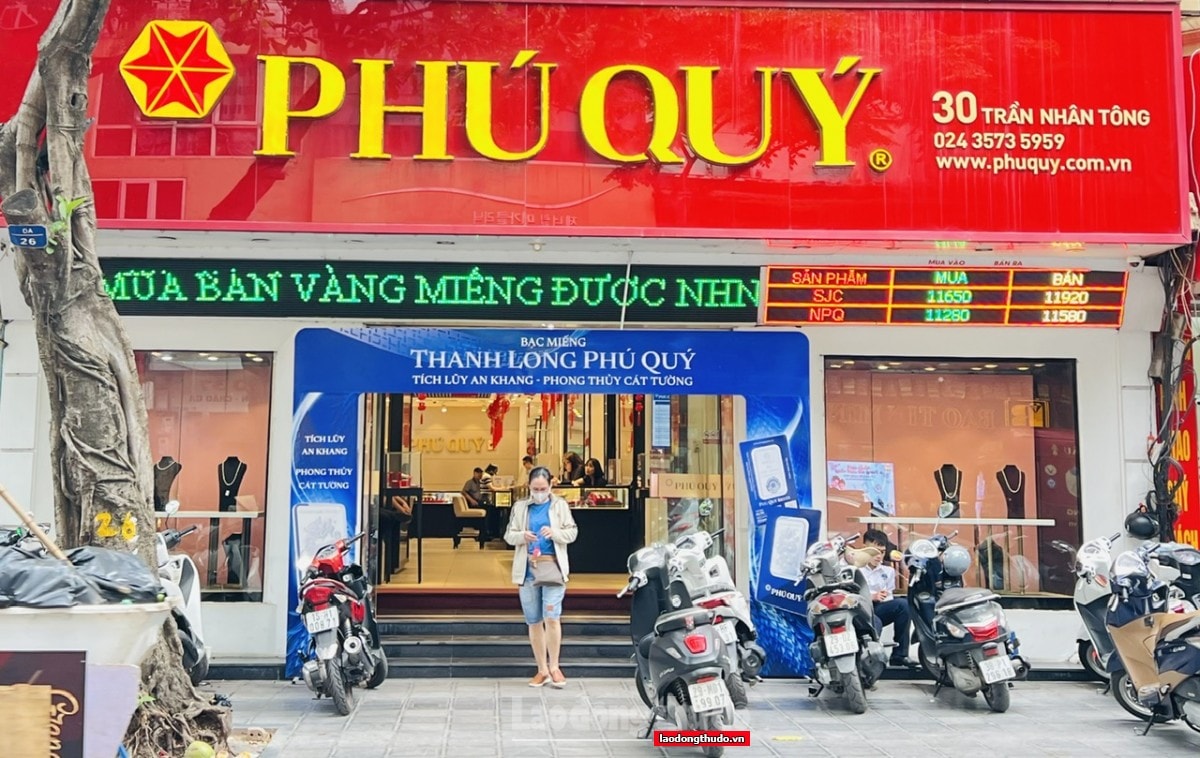Thị trường vàng diễn biến lạ: Người mua thưa thớt, tiệm vàng vắng vẻ