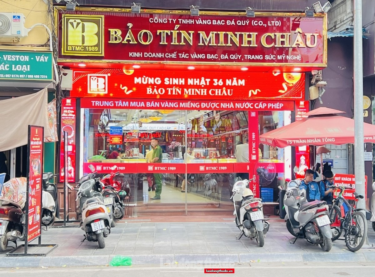 Thị trường vàng diễn biến lạ: Người mua thưa thớt, tiệm vàng vắng vẻ