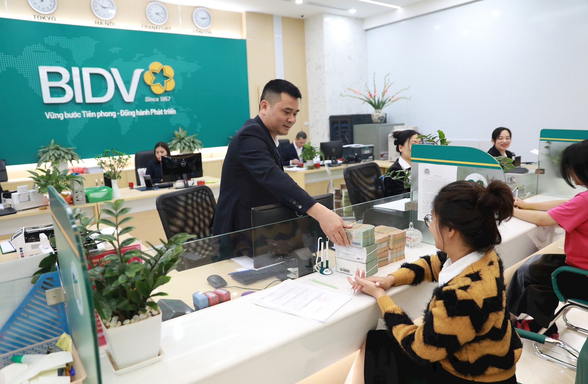 khach-hang-giao-dich-tai-ngan-hang-thuong-mai-co-phan-dau-tu-va-phat-trien-viet-nam.-anh-nguyen-quang.jpg