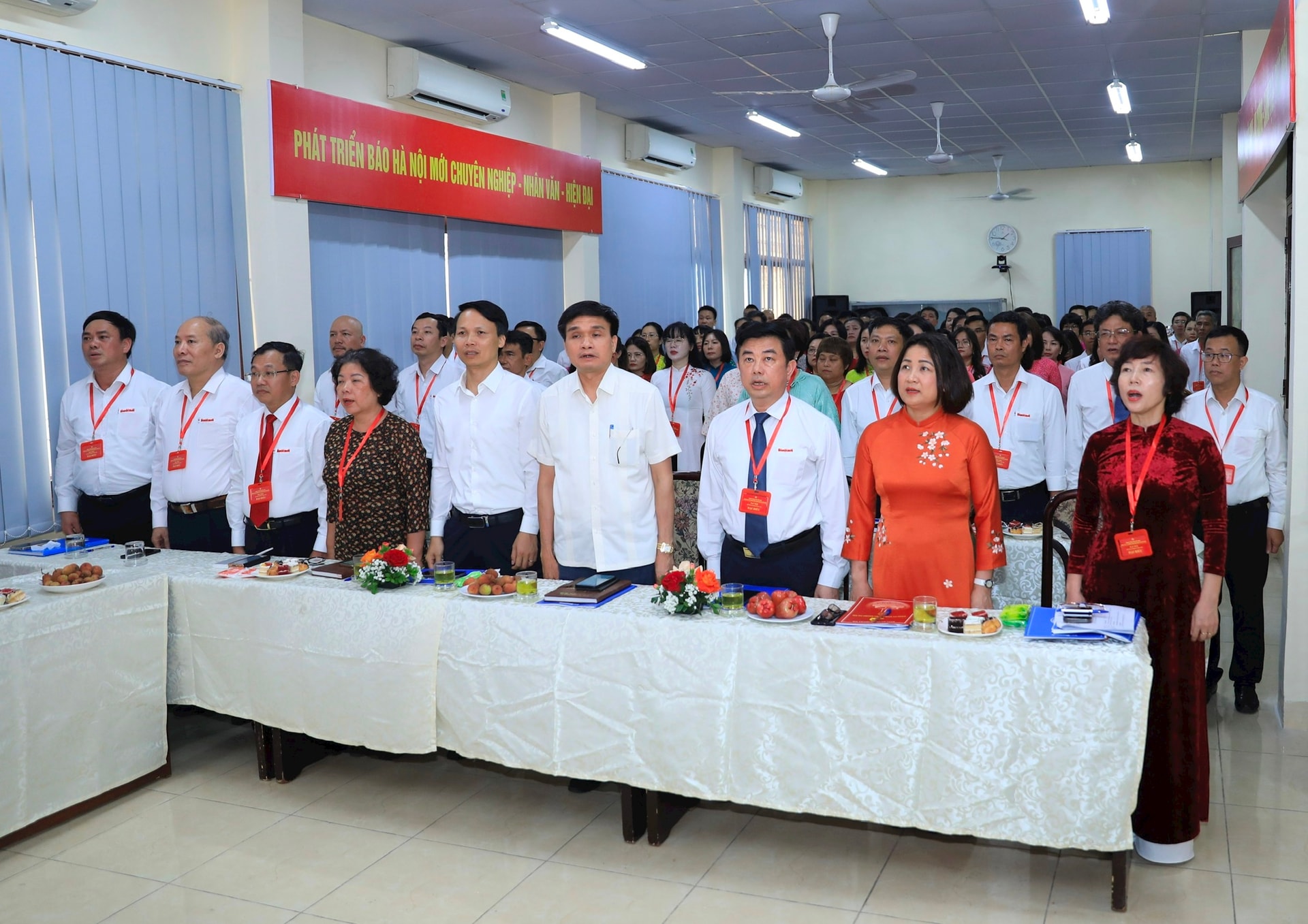 Các đại biểu dự Đại hội thực hiện nghi lễ chào cờ tại Đại hội. 
