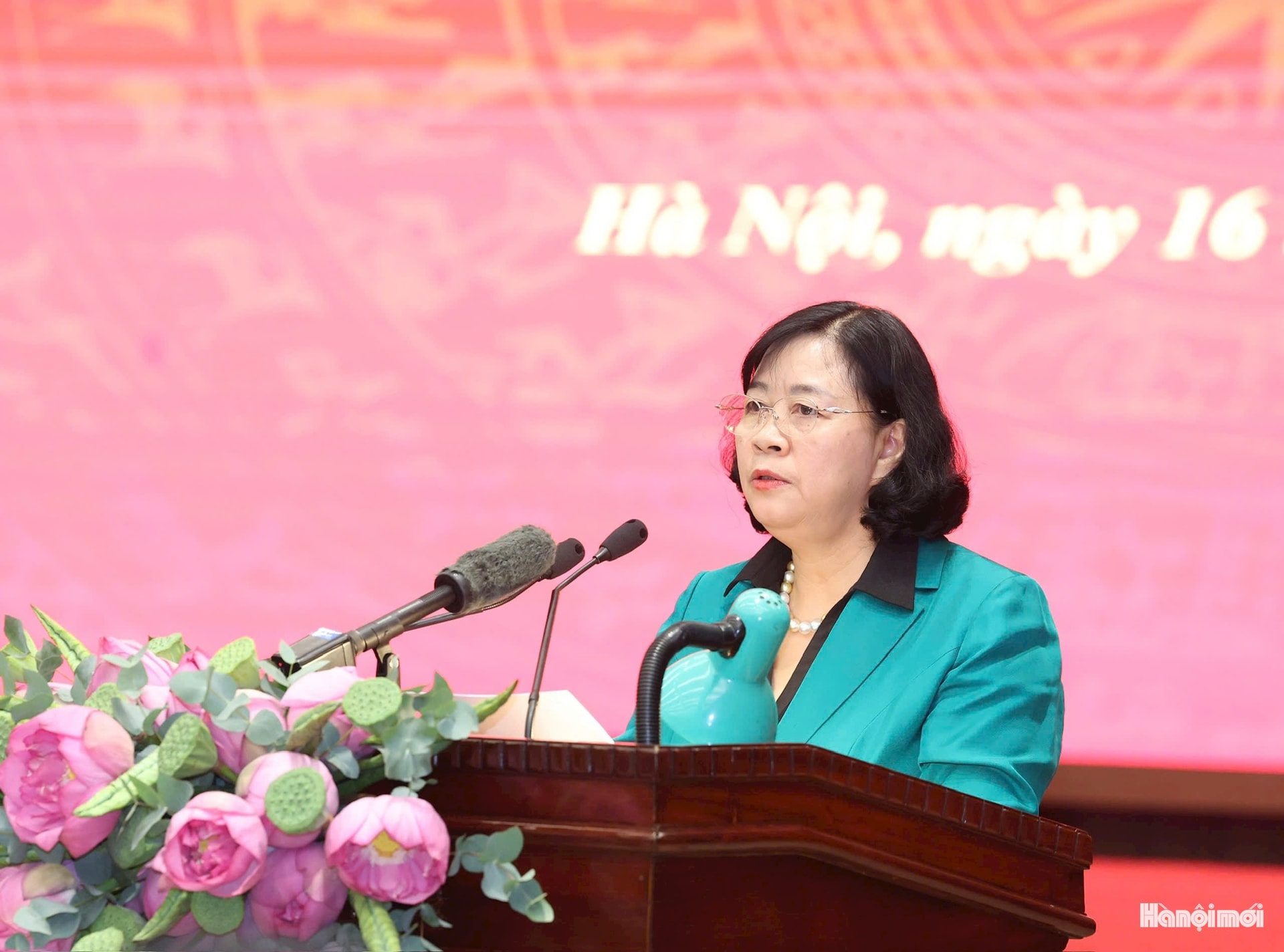 Bí thư Thành ủy Hà Nội Bùi Thị Minh Hoài báo cáo tại cuộc làm việc. Ảnh: Viết Thành 