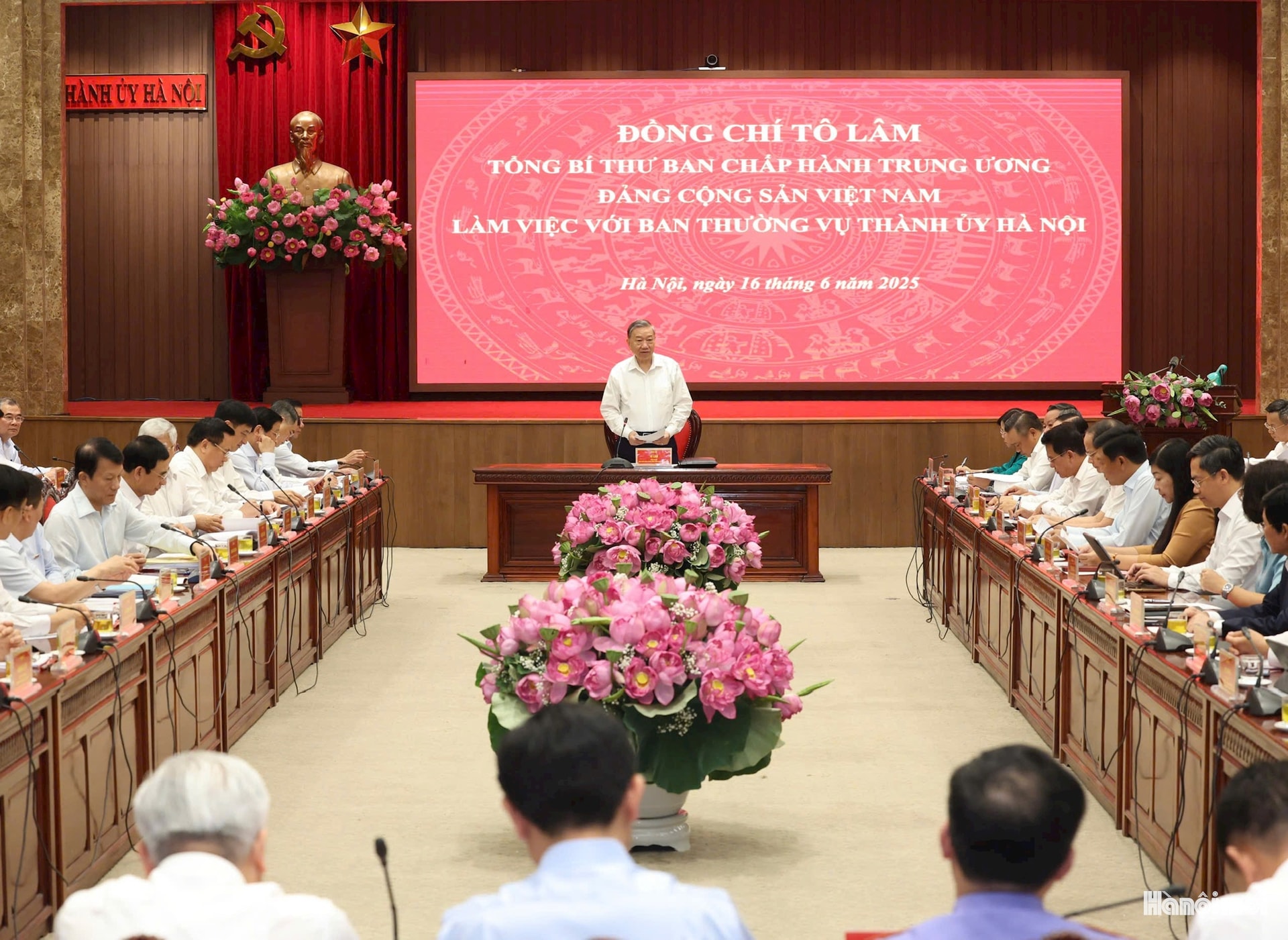 Tổng Bí thư Tô Lâm phát biểu tại cuộc làm việc với Ban Thường vụ Thành ủy Hà Nội. Ảnh: Viết Thành