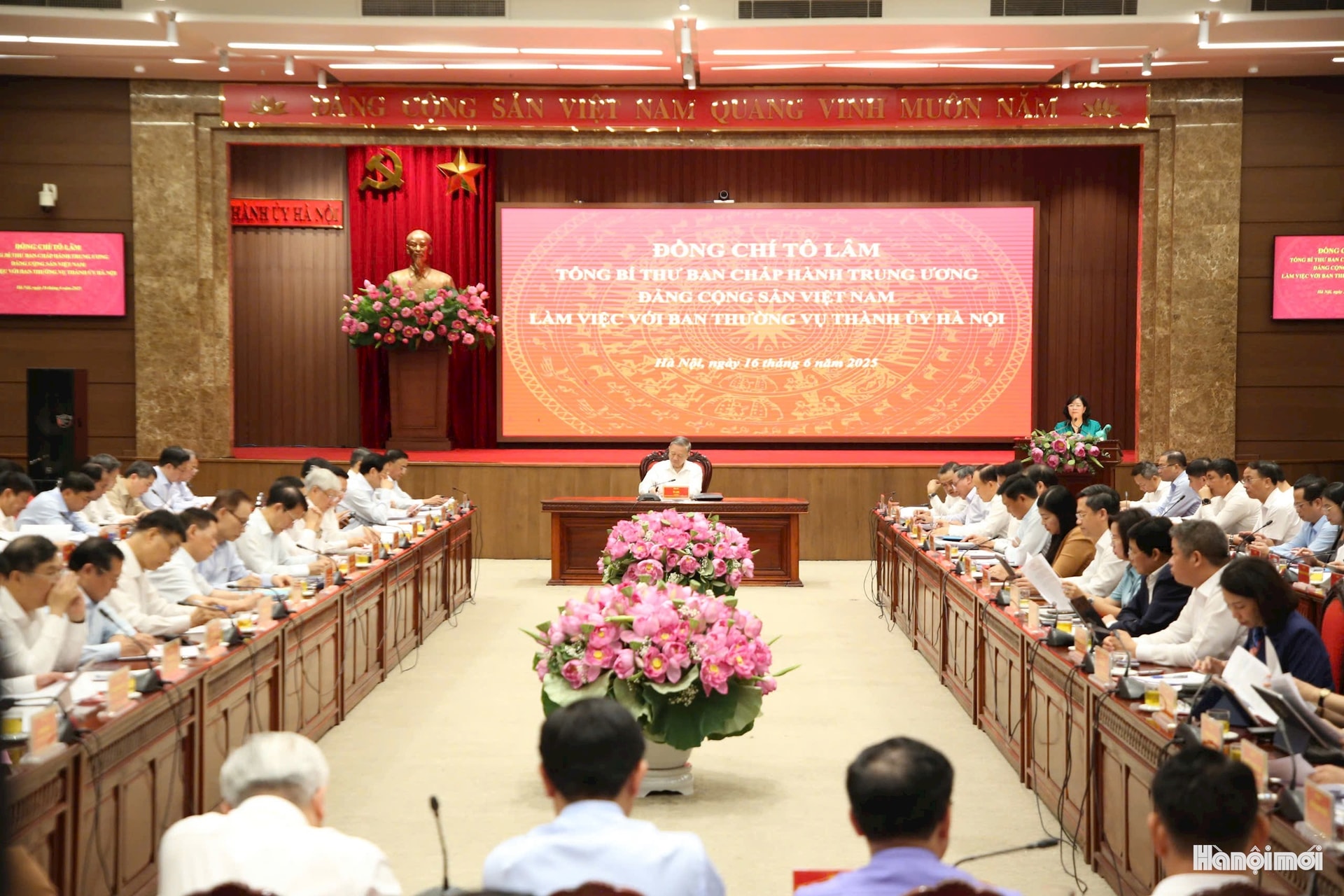 Bí thư Thành ủy Hà Nội Bùi Thị Minh Hoài báo cáo tại buổi làm việc. Ảnh: Viết Thành