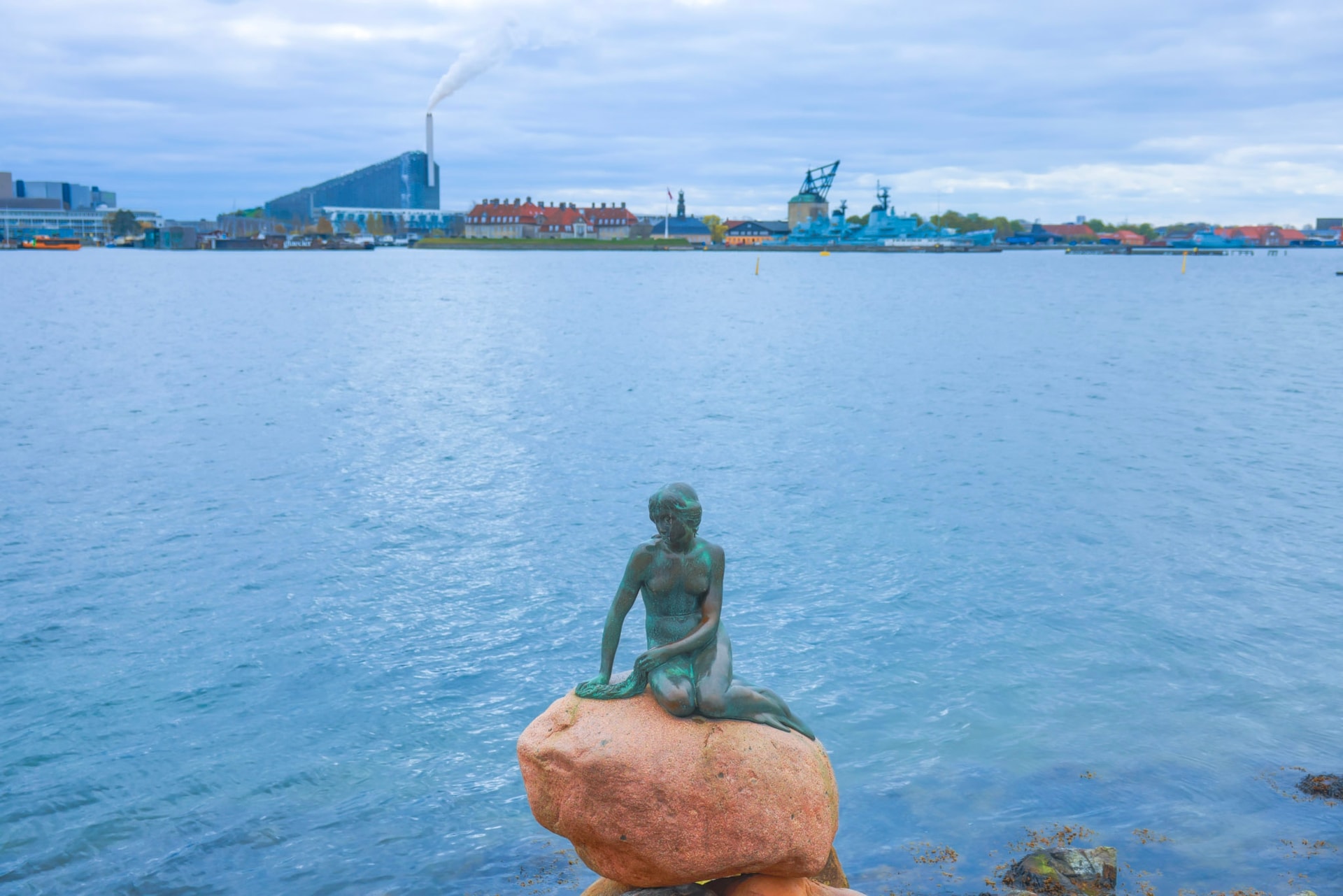 tuong-nang-tien-ca-bieu-tuong-noi-tieng-nhat-cua-copenhagen-diem-den-khong-the-bo-qua-voi-du-khach-khi-dat-chan-toi-dan-mach-anh_-hai-an-.jpg