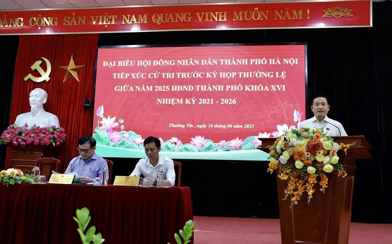 Ông Vũ Mạnh Hải, đại biểu HĐND thành phố thông báo tới cử tri về chương trình, nội dung, thời gian diễn ra kỳ họp thường lệ giữa năm 2025, HĐND Thành phố khóa XVI nhiệm kỳ 2021 – 2026. Ảnh: Thu Hậu