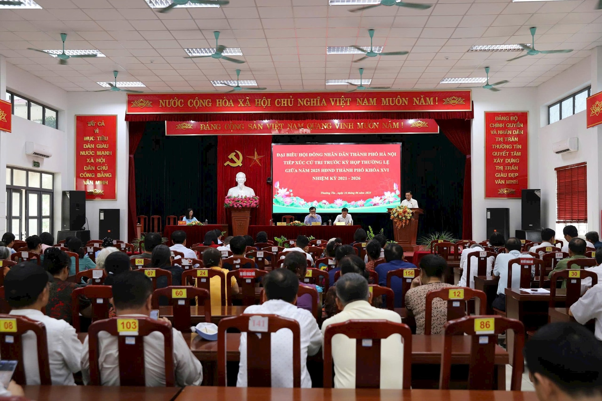 Quang cảnh buổi tiếp xúc cử tri. Ảnh: Thu Hậu