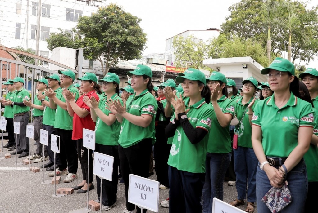 Hàng trăm nhân viên Diana Unicharm cùng nhân viên y tế địa phương đồng loạt ra quân nâng cao nhận thức phòng chống sốt xuất huyết.