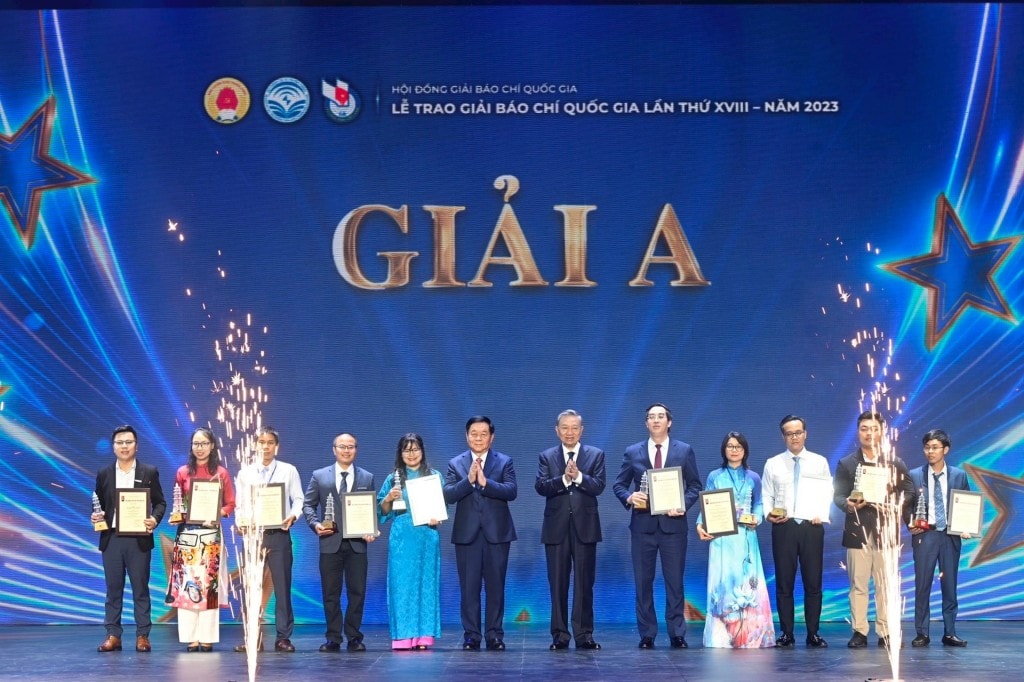 Chủ tịch nước Tô Lâm và Trưởng ban Tuyên giáo Trung ương Nguyễn Trọng Nghĩa trao Giải A - Giải Báo chí Quốc gia năm 2023 (Anh: Việt Trung) Chủ tịch nước Tô Lâm và Trưởng ban Tuyên giáo Trung ương Nguyễn Trọng Nghĩa trao Giải A - Giải Báo chí Quốc gia năm 2023 (Anh: Việt Trung)