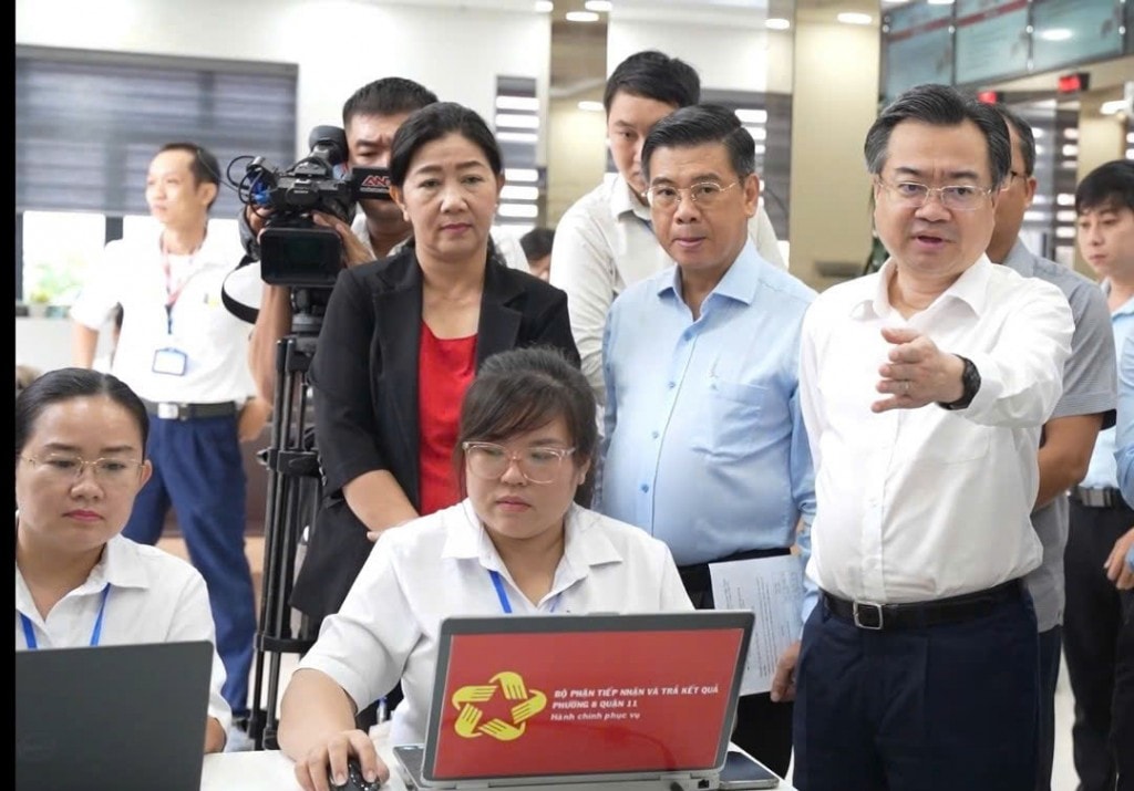 Phó Bí thư Thường trực Thành ủy TP.HCM Nguyễn Thanh Nghị, tổ trưởng tổ công tác số 1 đã đến dự và giám sát buổi vận hành thử nghiệm mô hình chính quyền địa phương cấp xã tại trụ sở UBND phường Bình Thới, quận 11, sau khi thành lập mới.