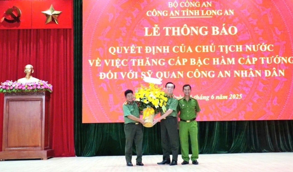 Đảng ủy - Ban Giám đốc Công an tỉnh tặng hoa chúc mừng Thiếu tướng Lâm Minh Hồng (giữa)