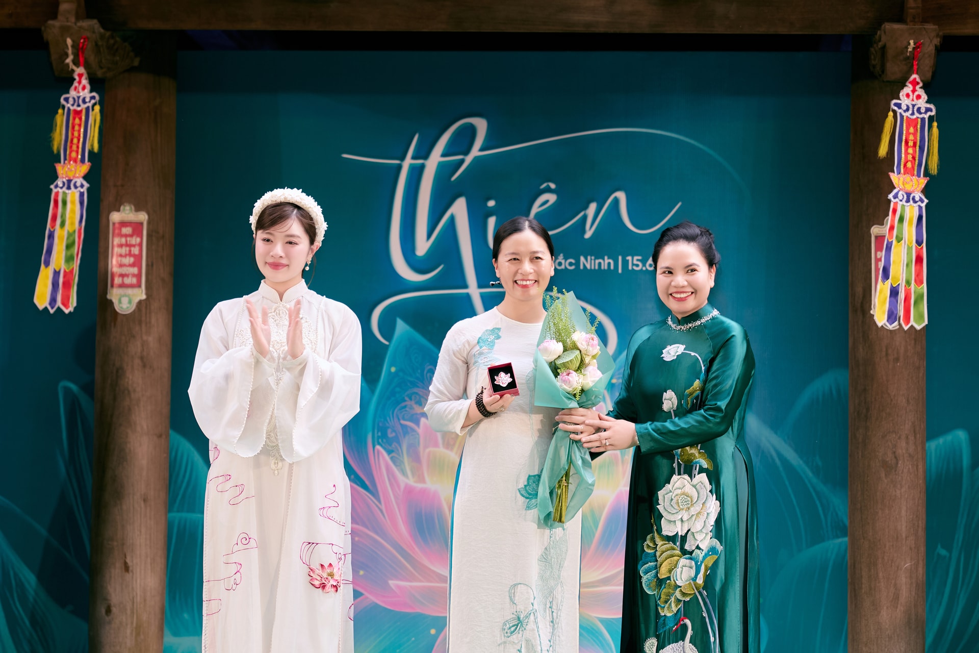 nguyen-thu-hang-va-chu-tich-quy-nguyen-thanh-huong-tang-hoa-cho-cac-nha-hao-tam.jpg