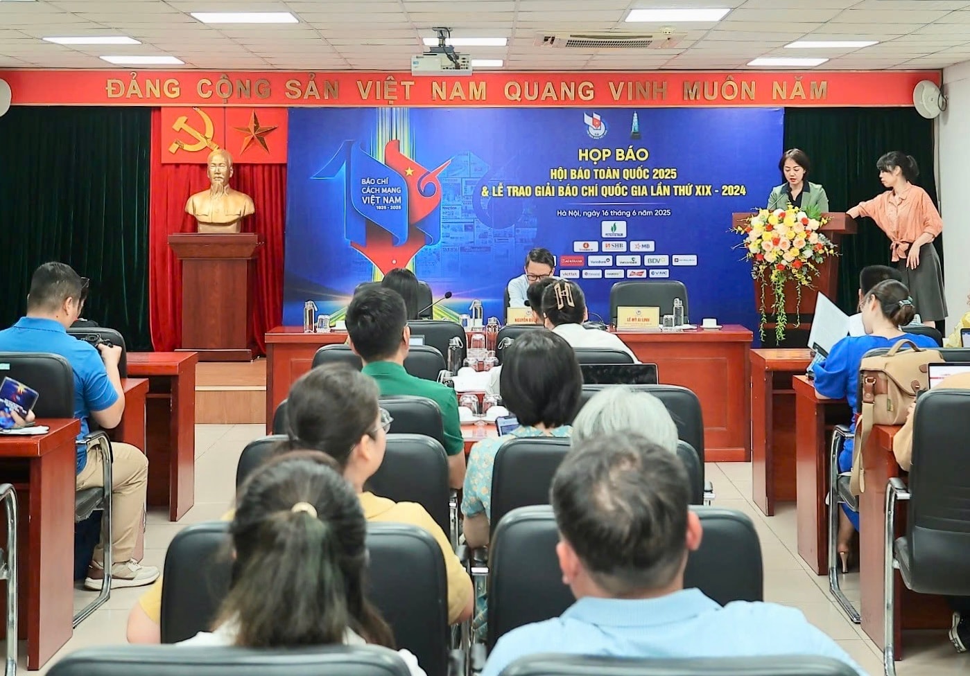 quang-canh-hop-bao.jpg