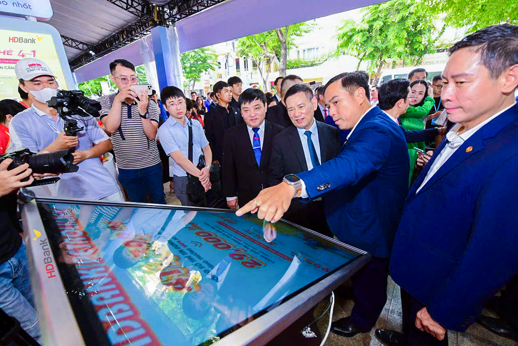 Phó Thủ tướng Chính phủ Hồ Đức Phớc cùng đoàn đại biểu cấp cao thăm không gian giới thiệu các giải pháp tài chính số của HDBank tại sự kiện Phó Thủ tướng Chính phủ Hồ Đức Phớc cùng đoàn đại biểu cấp cao thăm không gian giới thiệu các giải pháp tài chính số của HDBank tại sự kiện
