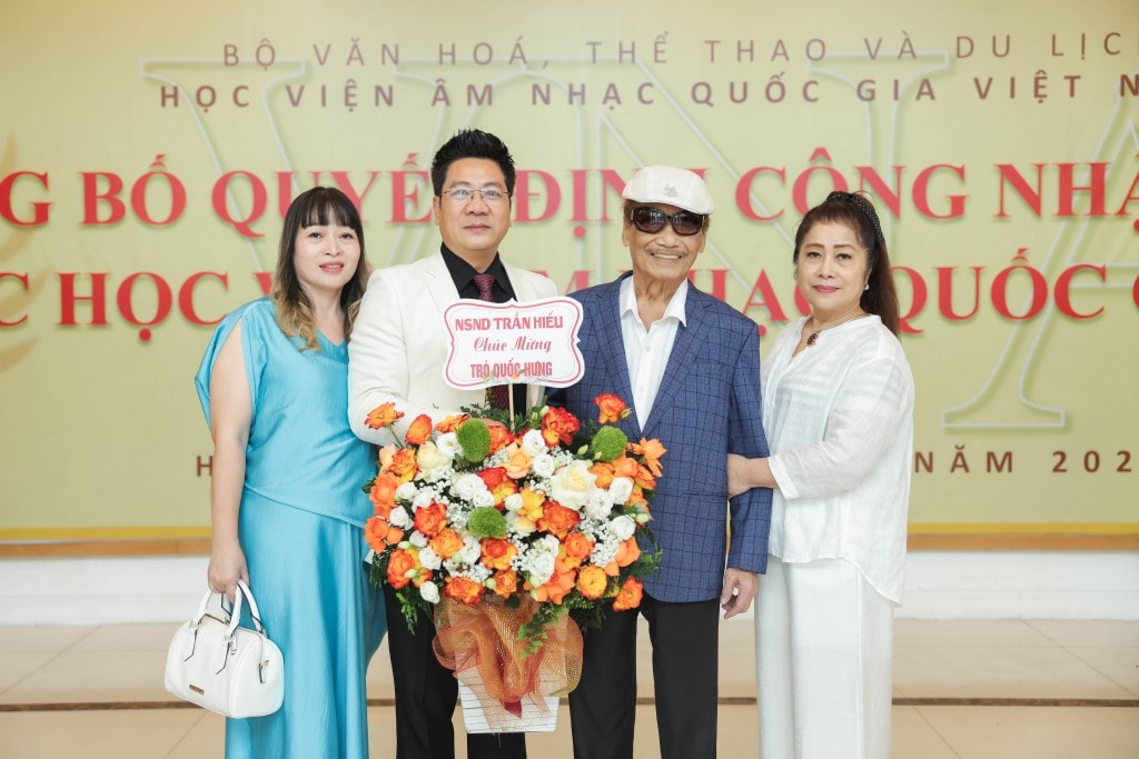 NSND Trần Hiếu dành tặng lẵng hoa tươi thắm tới người học trò xuất sắc của mình