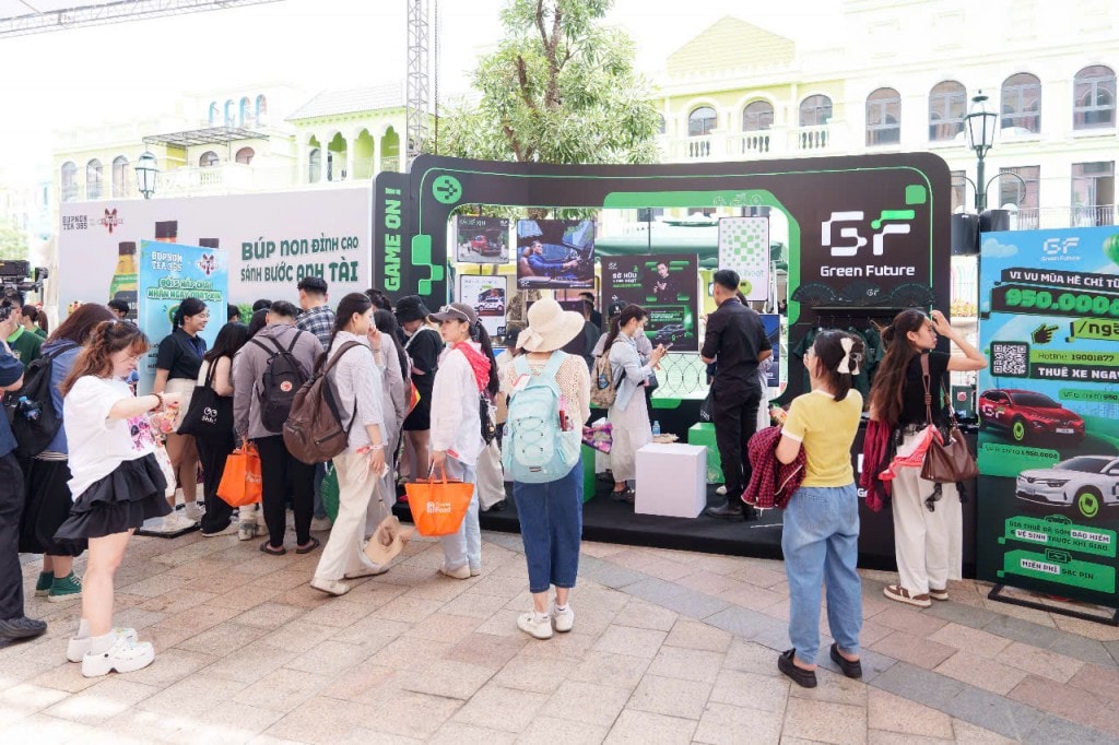 Check-in tại gian hàng của GF, các “Gai con” nhận được những phần quà cực xinh