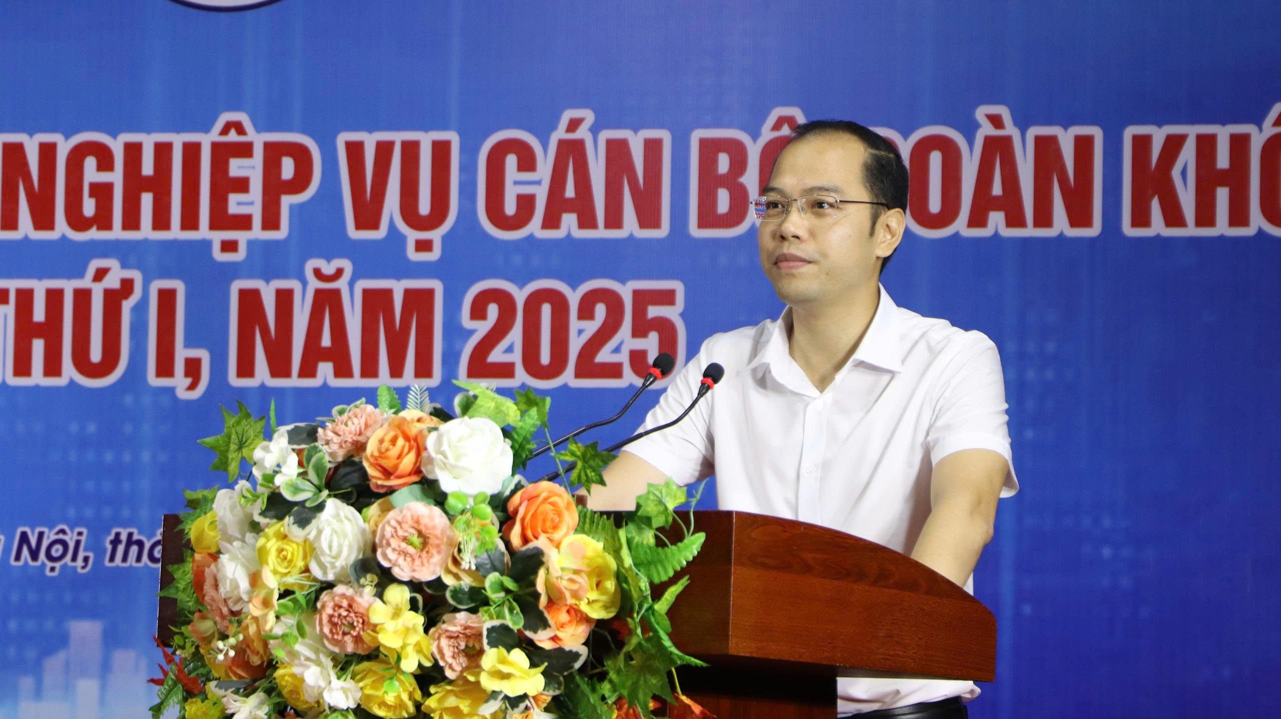 Đồng chí Nguyễn Tiến Hưng, Ủy viên Ban chấp hành Trung ương Đoàn, Phó Bí thư Thành đoàn, Chủ tịch Hội Sinh viên Việt Nam thành phố Hà Nội phát biểu khai mạc trại huấn luyện.
