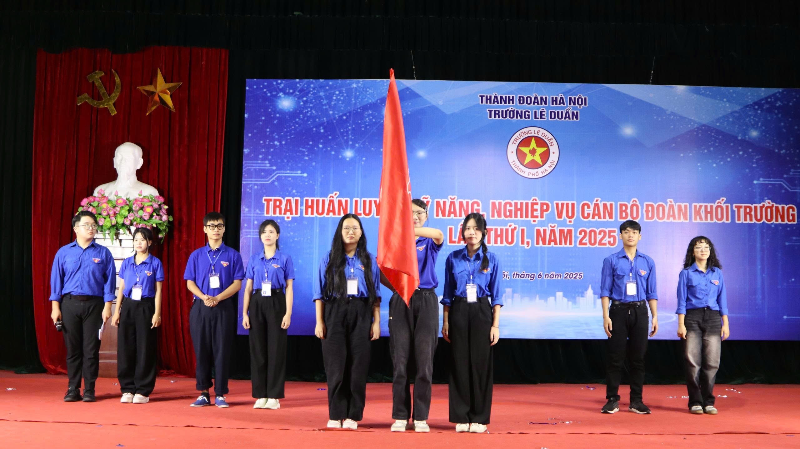 Ban Quản trại của ba tiểu trại nhận cờ từ đồng chí Nguyễn Thị Mai Hương, Hiệu trưởng Trường Lê Duẩn.
