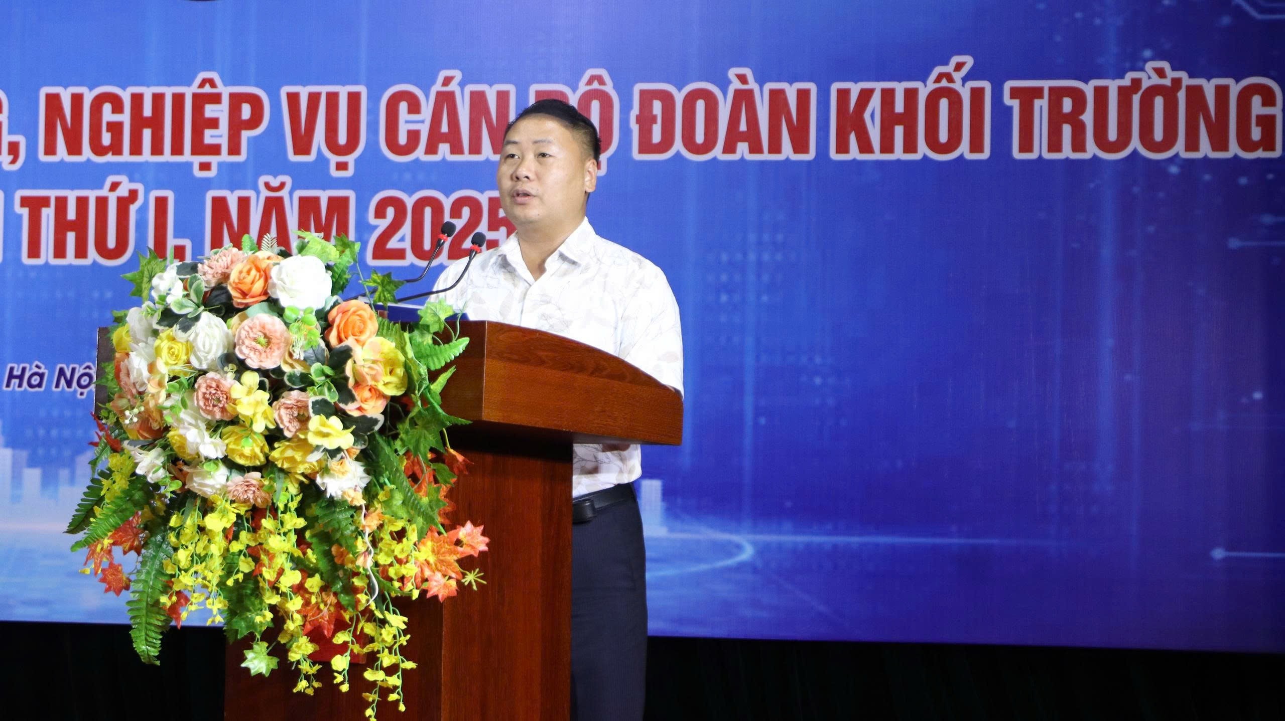 Thầy Nguyễn Như Hoan, Tổ trưởng Tổ Kỹ năng, Trường Lê Duẩn tuyên thệ tại lễ khai mạc. 